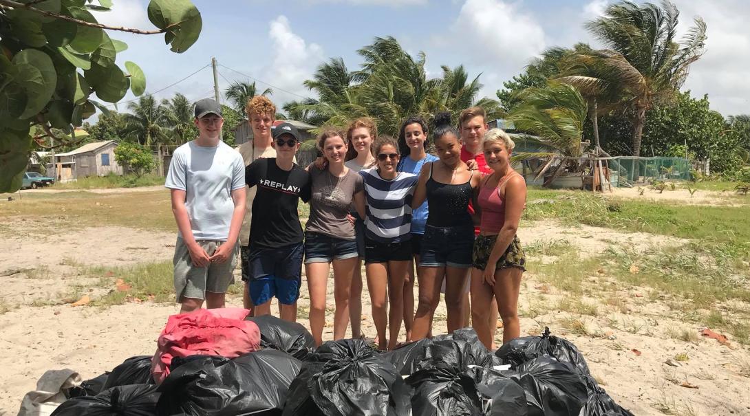 Volunteers helped cleaning up the beach in Belize as part of their marine conservation volunteer work. Projects Abroad volunteers worked hard to collect trash from the beach in Belize to conserve the environment.